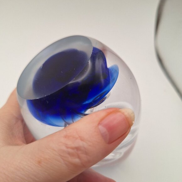 DYNASTY GALLERY HEIRLOOM COLLECTION EGG SHAPED GLASS PAPERWEIGHT COBALT & CLEAR - Picture 8 of 13